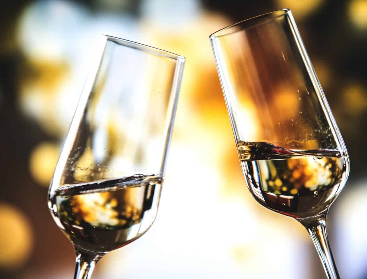 High-quality dry champagne and sparking wine are good choices for acne-prone skin