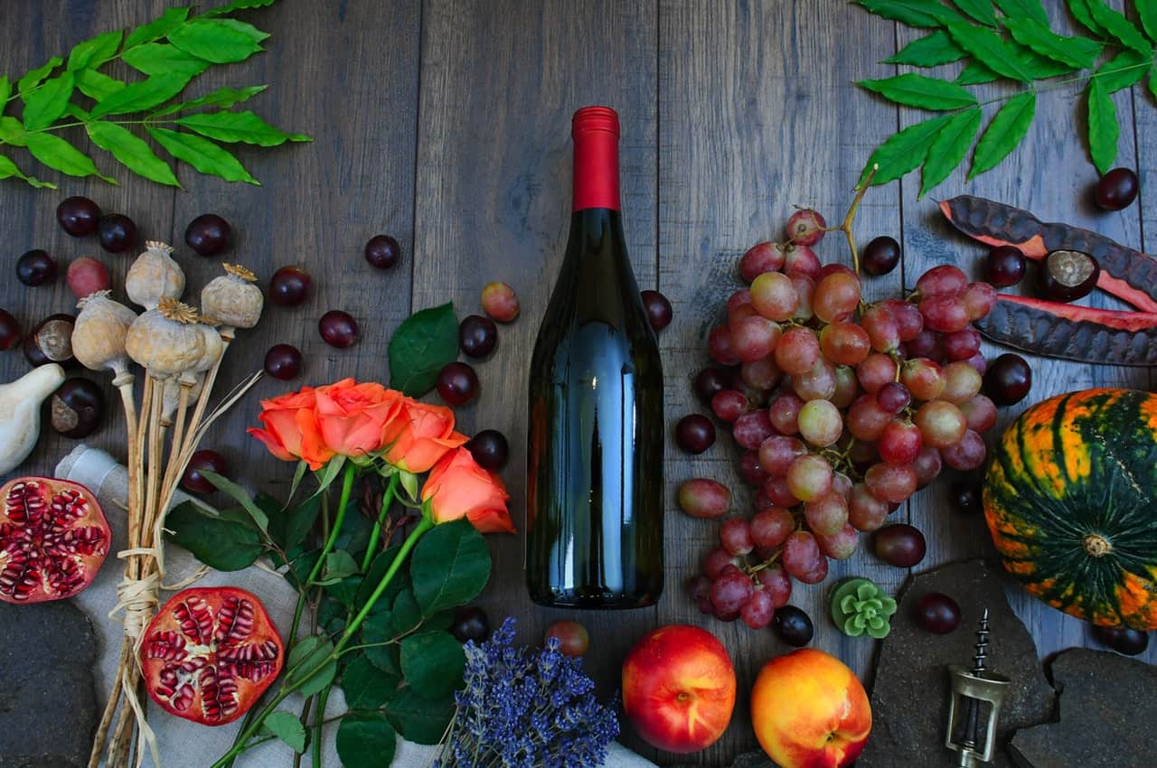 Natural red and white wines are a good choice for acne-prone skin, and even have some antioxidants that can improve skin health. Most wines are not skin-friendly.