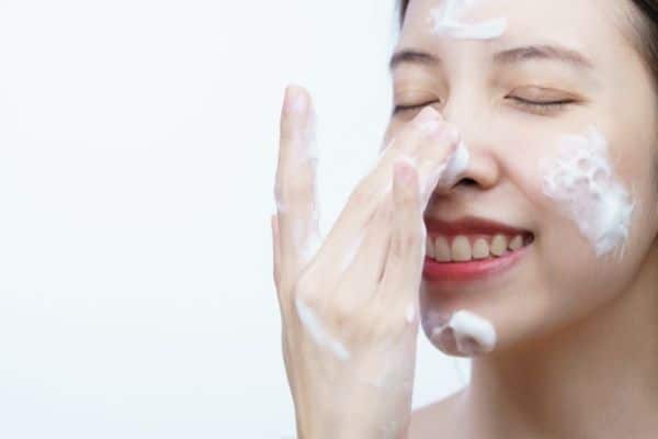Best Face Washes for Hormonal Acne - Good Glow